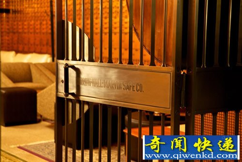 废弃金库变身餐厅 无数的小保险箱和厚重的金库大门