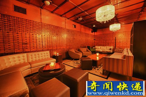 废弃金库变身餐厅 无数的小保险箱和厚重的金库大门
