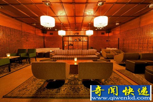 废弃金库变身餐厅 无数的小保险箱和厚重的金库大门