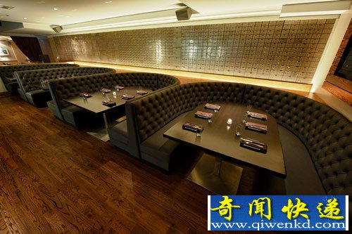 废弃金库变身餐厅 无数的小保险箱和厚重的金库大门