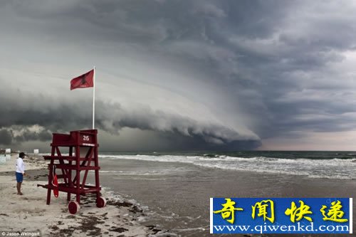 暴风雨就要来了 摄影师捕捉到奇异的云称之为“shelf cloud”