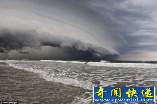 暴风雨就要来了 摄影师捕捉到奇异的云称之为“shelf cloud”