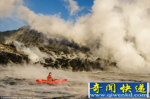 被“烧烤”的危险 驾皮划艇探险喷发的火山水温高达摄氏50度