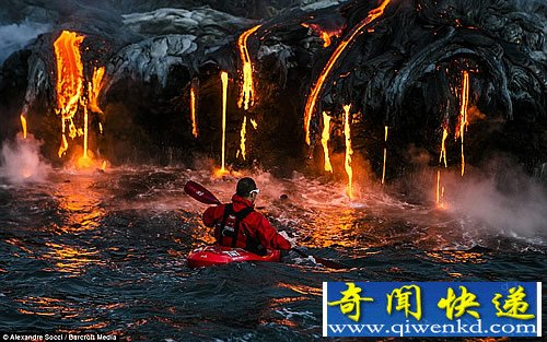 被“烧烤”的危险 驾皮划艇探险喷发的火山水温高达摄氏50度