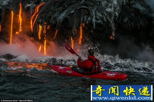 被“烧烤”的危险 驾皮划艇探险喷发的火山水温高达摄氏50度