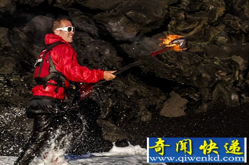 被“烧烤”的危险 驾皮划艇探险喷发的火山水温高达摄氏50度
