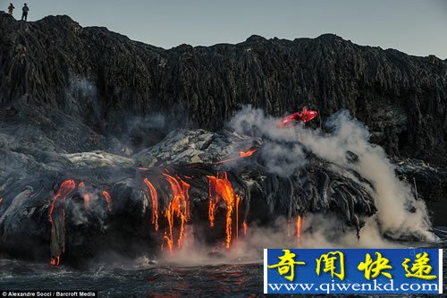 被“烧烤”的危险 驾皮划艇探险喷发的火山水温高达摄氏50度