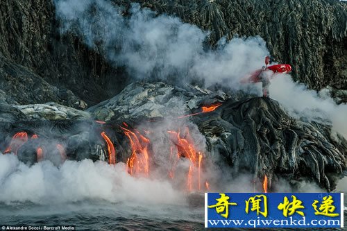 被“烧烤”的危险 驾皮划艇探险喷发的火山水温高达摄氏50度