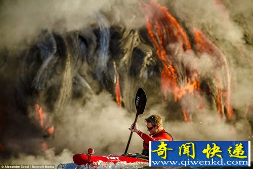被“烧烤”的危险 驾皮划艇探险喷发的火山水温高达摄氏50度