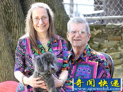 恩爱还恩爱夫妻35年 天天只穿情侣装制作了600多套情侣装