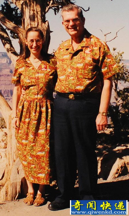 恩爱还恩爱夫妻35年 天天只穿情侣装制作了600多套情侣装