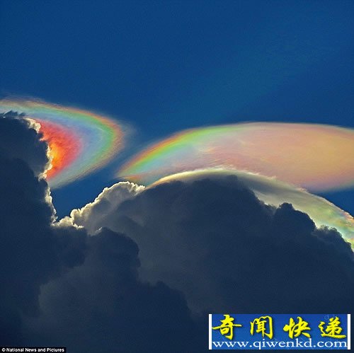 惊人美丽罕见的“火烧彩虹云” 像是一个绚烂多彩的空中飞碟