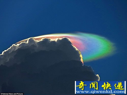 惊人美丽罕见的“火烧彩虹云” 像是一个绚烂多彩的空中飞碟