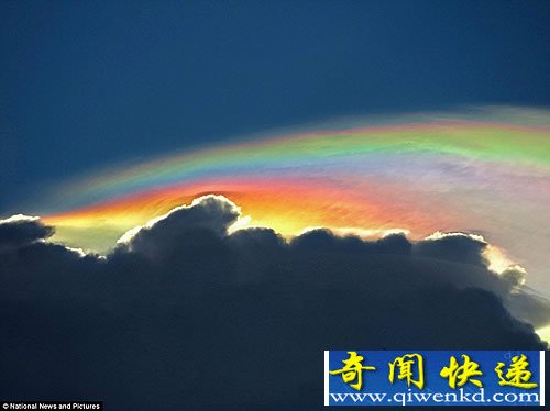惊人美丽罕见的“火烧彩虹云” 像是一个绚烂多彩的空中飞碟