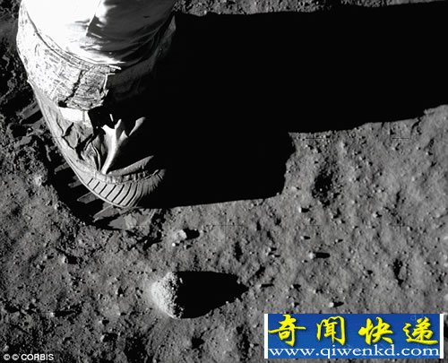 阿姆斯特朗历史上第一个登上月球并在月球上行走的人