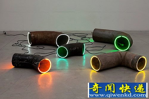 slugfest 被遗弃的灯光 废金属作为作品的主要材料