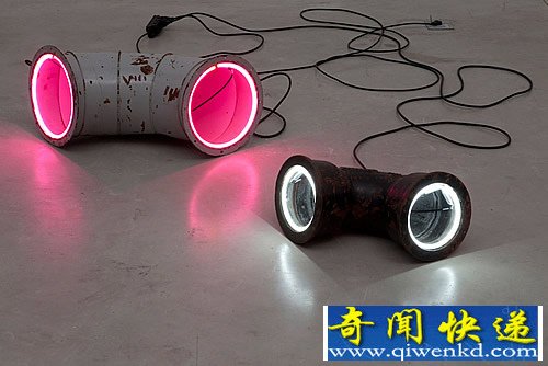 slugfest 被遗弃的灯光 废金属作为作品的主要材料
