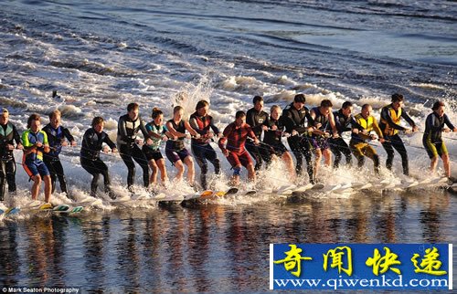 新世界纪录 145人集体滑水 滑水绳长达8公里