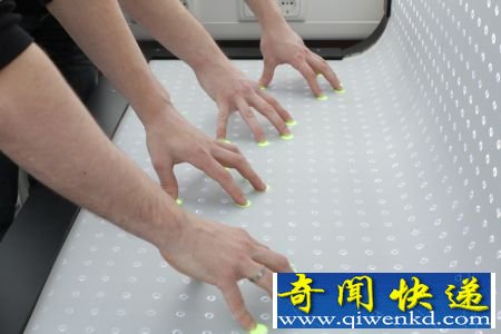 未来的办公桌 电脑与桌子一体化不是梦