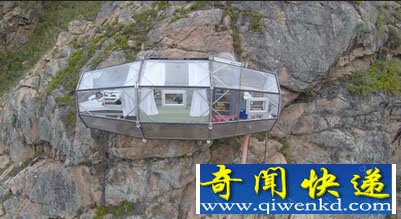 悬崖上的胶囊旅馆