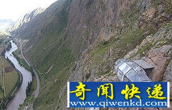 悬崖上的胶囊旅馆