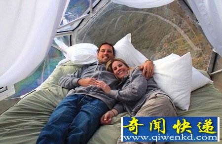 悬崖上的胶囊旅馆