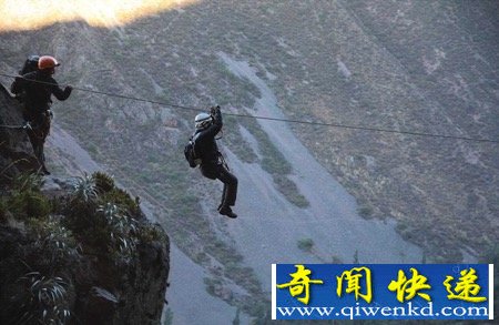 悬崖上的胶囊旅馆