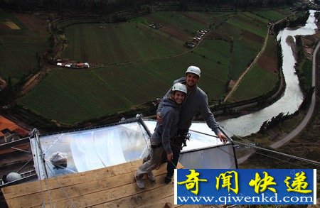悬崖上的胶囊旅馆