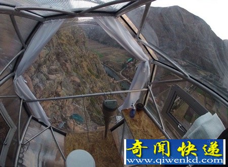 悬崖上的胶囊旅馆