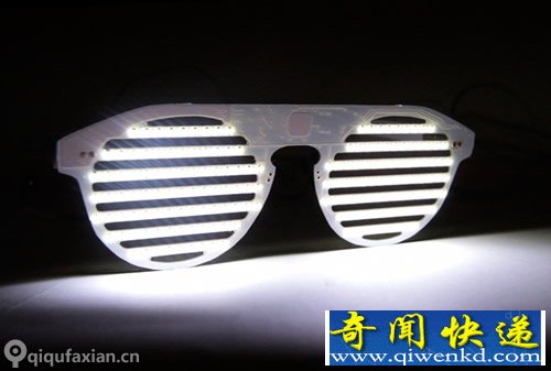 可编程的太阳眼镜 闪闪的174颗LED拥有不同的显示效果