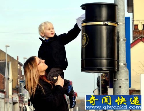距地面2.1米高 垃圾桶挂这个高度让居民百思不得其解