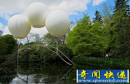 三个氦气球吊起的浮桥 白日梦中的幻想情景在现实中实现