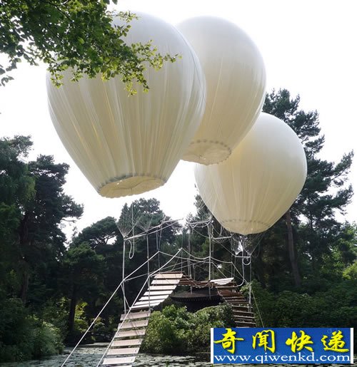 三个氦气球吊起的浮桥 白日梦中的幻想情景在现实中实现