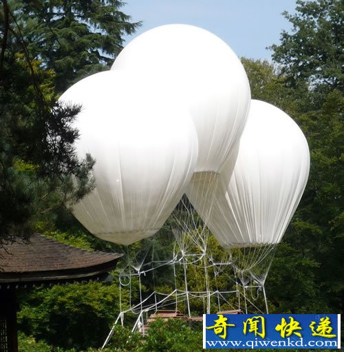 三个氦气球吊起的浮桥 白日梦中的幻想情景在现实中实现