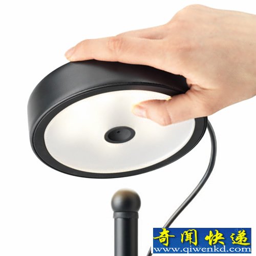 U-Turn 灯的双面体 灯头采用翻转设计