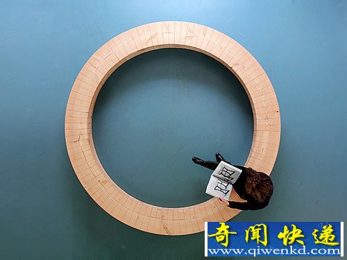 环形木凳 好大的一个圈圈 保证了座椅的灵活性