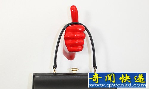 看手势 挂衣服 好有意思的创意