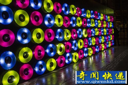 floating lights互动灯光装置 由100个圆形彩色灯管组成