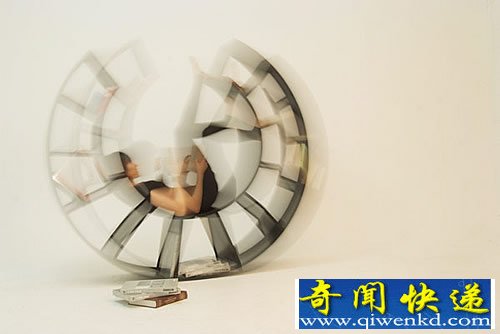 “The motion”的书架是躺椅、摇椅和书架的结合体