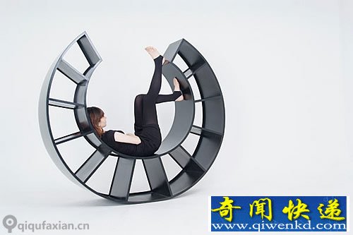 “The motion”的书架是躺椅、摇椅和书架的结合体