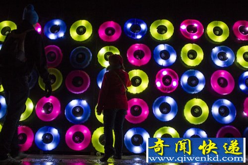 floating lights互动灯光装置 由100个圆形彩色灯管组成