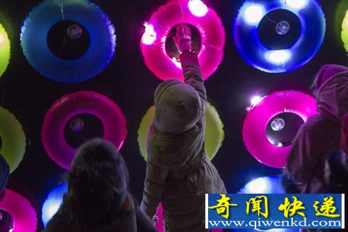 floating lights互动灯光装置 由100个圆形彩色灯管组成