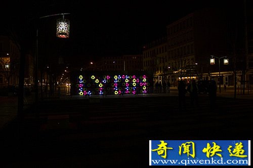 floating lights互动灯光装置 由100个圆形彩色灯管组成