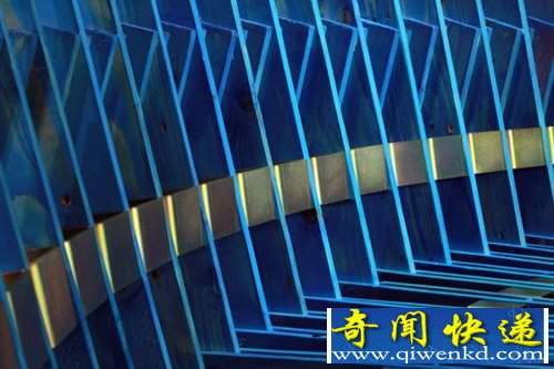 一圈公共长椅 大约有一百个模块的组合