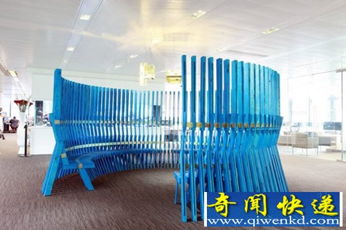 一圈公共长椅 大约有一百个模块的组合
