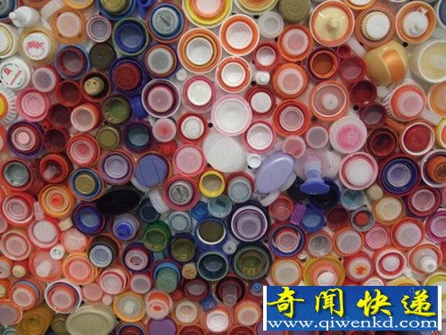 塑料瓶盖的自画像 将其变成艺术品