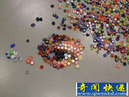 塑料瓶盖的自画像 将其变成艺术品