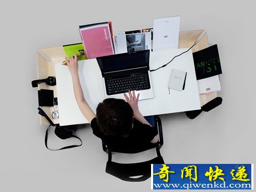 我的写字桌 三个边缘上都设有储物槽