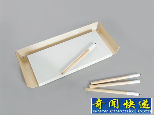 我的写字桌 三个边缘上都设有储物槽