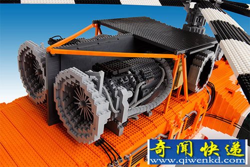 100000块乐高积木 打造空中起重机技艺超群